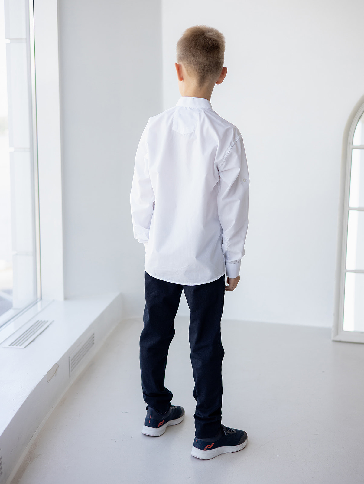 Белая рубашка стойка для мальчика