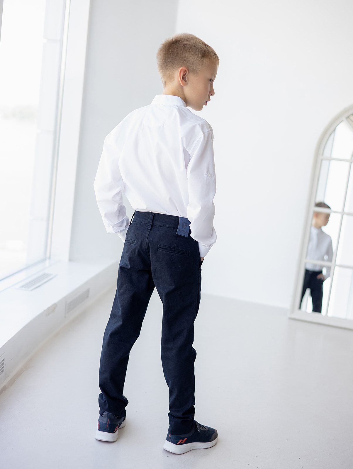 Классические брюки синего цвета для мальчика